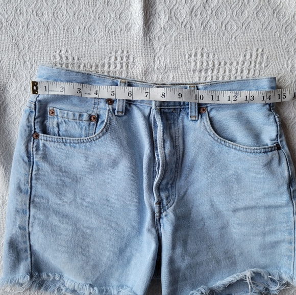 Levi's High Rise Raw Hem Denim Casual Summer Beach Jean Short - Light wash - Picture 6 of 10